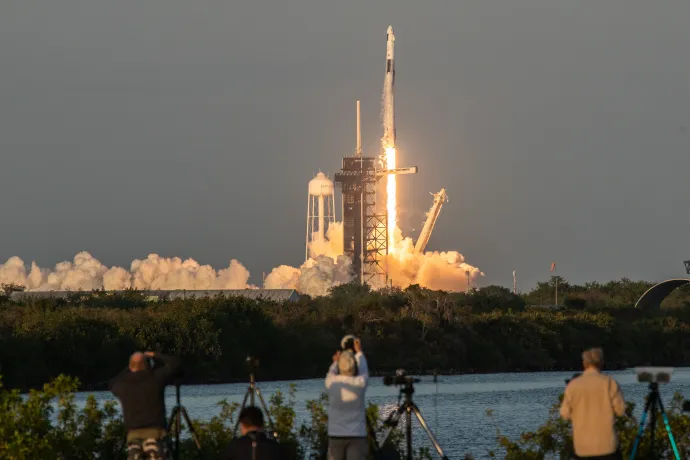 A SpaceX Falcon 9 hordozórakétájával összekapcsolt Dragon űrhajó fellövése, fedélzetén Kirill Peszkov orosz, Nichole Ayers és Anne McClain amerikai, valamint Ónisi Takuja japán űrhajóssal a floridai Kennedy Űrközpontban 2025. március 15-én – Fotó: Manuel Mazzanti / NurPhoto / Getty Images