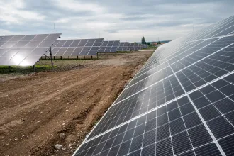 Szokatlan, kommunikációra alkalmas eszközöket találtak kínai napelempanelekben