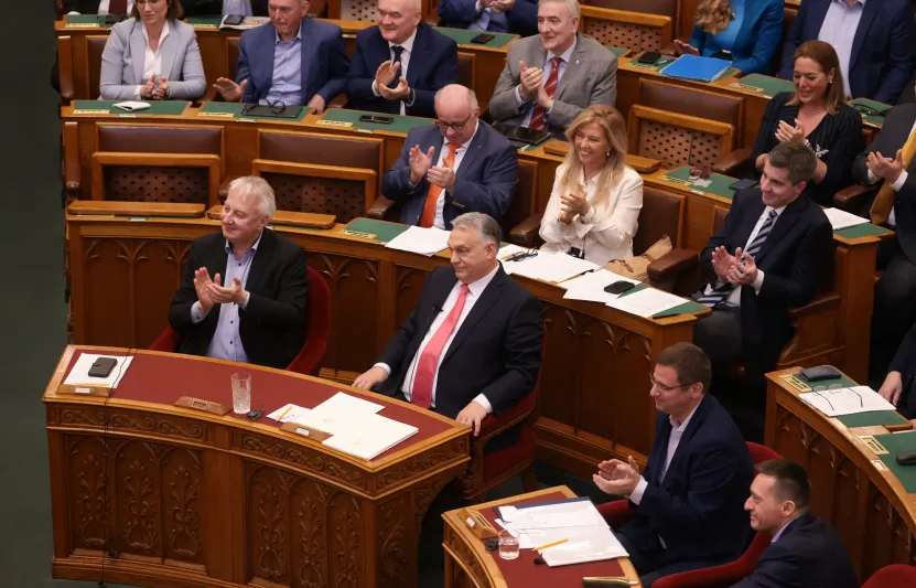 Besúgórendszert, rajtaütésszerű razziákat és a nem együttműködő bankok megbírságolását hozhatja az ellehetetlenítési törvény