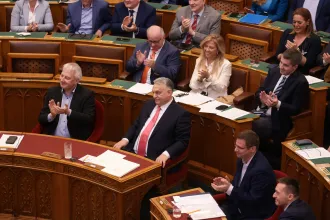 Besúgórendszert, rajtaütésszerű razziákat és a nem együttműködő bankok megbírságolását hozhatja az ellehetetlenítési törvény