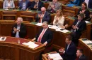 Besúgórendszert, rajtaütésszerű razziákat és a nem együttműködő bankok megbírságolását hozhatja az ellehetetlenítési törvény