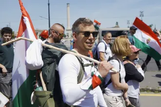 Magyar Péter hamuba sült pogácsával indult útnak, és feljelentette Orbánt