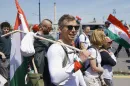 Magyar Péter hamuba sült pogácsával indult útnak, és feljelentette Orbánt