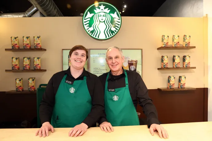 Több száz barista sztrájkol Amerikában a Starbucks új öltözködési szabályzata miatt