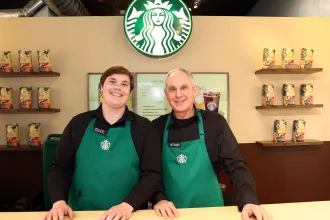 Több száz barista sztrájkol Amerikában a Starbucks új öltözködési szabályzata miatt