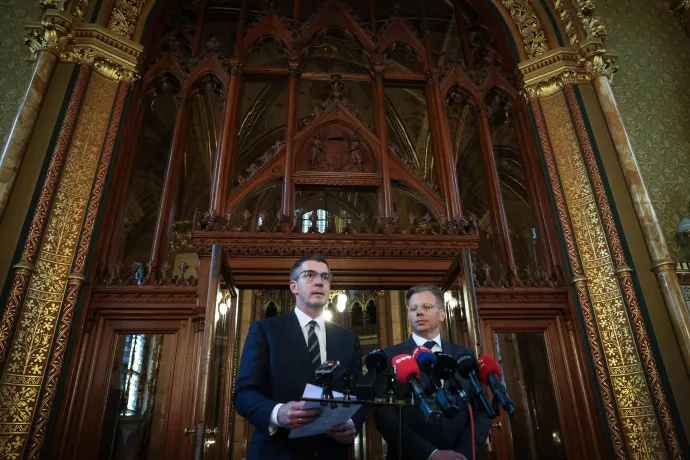 Kocsis Máté és Barthel-Rúzsa Zsolt a nemzetbiztonsági bizottság szerdai ülése után tartott sajtótájékoztatón 2025. május 14-én – Fotó: Huszti István / Telex