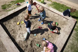 Több száz eurót fizet egy horvát város a nagyszülőknek, ha otthon vigyáznak az unokákra