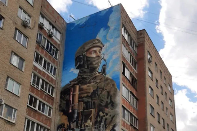 Felháborodtak az oroszok, hogy ukrán katonát festettek a falukra, aztán kiderült, hogy nem is ukrán