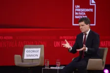 Simiont székekkel pótolták az elnökjelöltvitákon, beindult a mémgyár