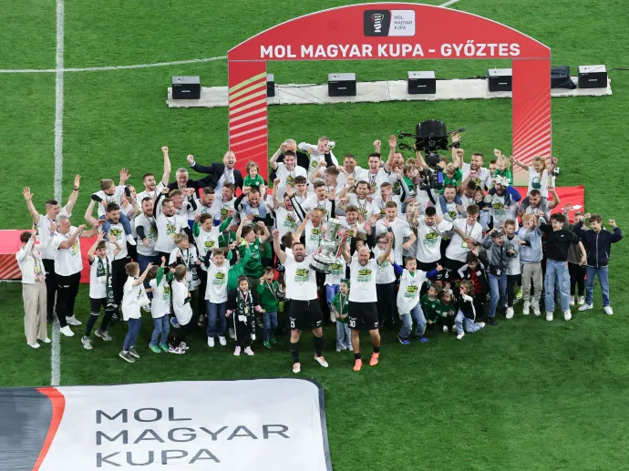 A Paks játékosai ünneplik győzelmüket a labdarúgó Mol Magyar Kupa döntőjében játszott FTC–Paksi FC mérkőzés után a Puskás Arénában 2025. május 14-én – Fotó: Hegedüs Róbert / MTI