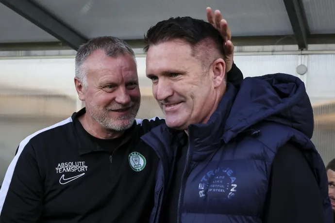 Bognár György, a Paks vezetőedzője és Robbie Keane, az FTC vezetőedzője a labdarúgó OTP Bank Liga 31. fordulójában játszott Paksi FC–Ferencvárosi TC mérkőzésen Pakson, a Fehérvári úti stadionban 2025. május 10-én – Fotó: Hegedüs Róbert / MTI