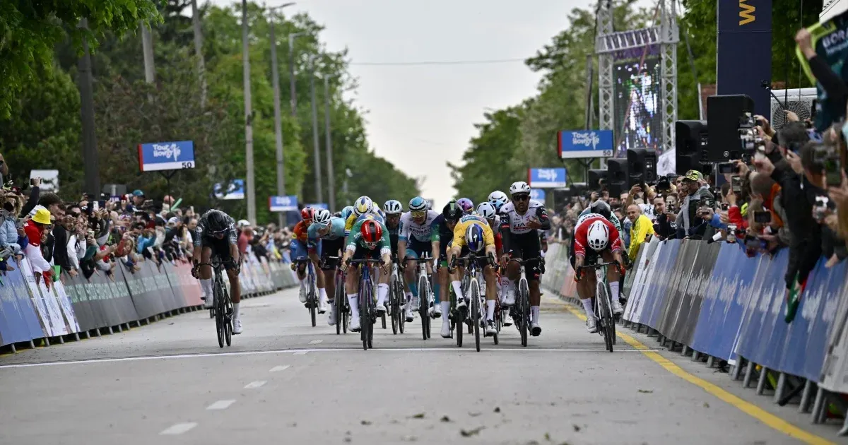 Három csapattársa a kórházba került, de így is megnyerte a magyar kör sprintjét a holland bringás