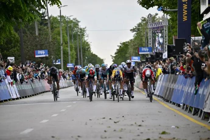 Három csapattársa a kórházba került, de így is megnyerte a magyar kör sprintjét a holland bringás