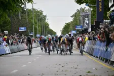 Három csapattársa a kórházba került, de így is megnyerte a magyar kör sprintjét a holland bringás