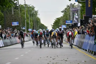 Három csapattársa a kórházba került, de így is megnyerte a magyar kör sprintjét a holland bringás