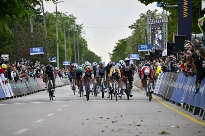Három csapattársa a kórházba került, de így is megnyerte a magyar kör sprintjét a holland bringás