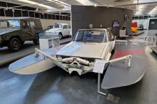 Sikerei csúcsán a Volkswagen megalkotta a vízen úszó Golf kabriót