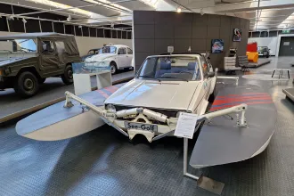 Sikerei csúcsán a Volkswagen megalkotta a vízen úszó Golf kabriót