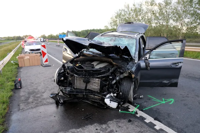 Öten súlyosan megsérültek az M30-as autópályán történt balesetben