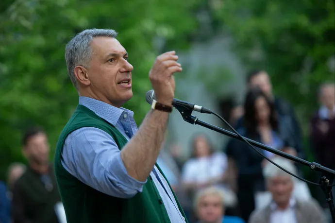 Pesti belvárosi társasházban terjeszkedik Lázár János