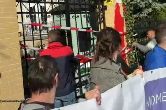 Vörös festékkel öntötték le és elzárták a Szuverenitásvédelmi Hivatal bejáratát a Momentum képviselői