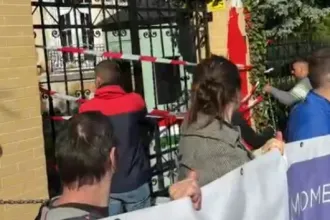 Vörös festékkel öntötték le és elzárták a Szuverenitásvédelmi Hivatal bejáratát a Momentum képviselői
