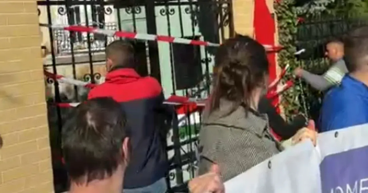 Vörös festékkel öntötték le és elzárták a Szuverenitásvédelmi Hivatal bejáratát a Momentum képviselői