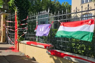 Vörös festékkel öntötték le és elzárták a Szuverenitásvédelmi Hivatal bejáratát a momentumosok