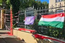Vörös festékkel öntötték le és elzárták a Szuverenitásvédelmi Hivatal bejáratát a momentumosok