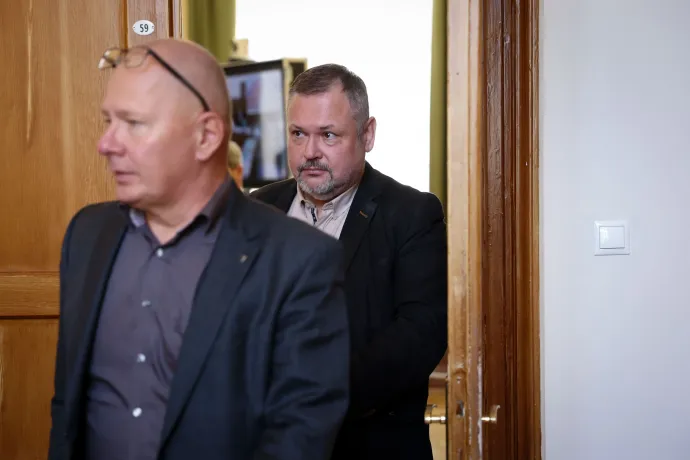 Jelen Tamás, a zuglói Fidesz korábbi elnöke távozik a tárgyalásról 2025. május 16-án – Fotó: Melegh Noémi Napsugár / Telex