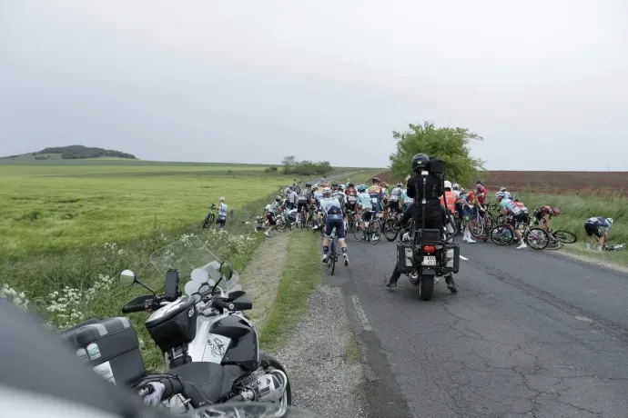Tömegbukás a Tour de Hongrie-n – Fotó: Karancsi Rudolf / Tour de Hongrie