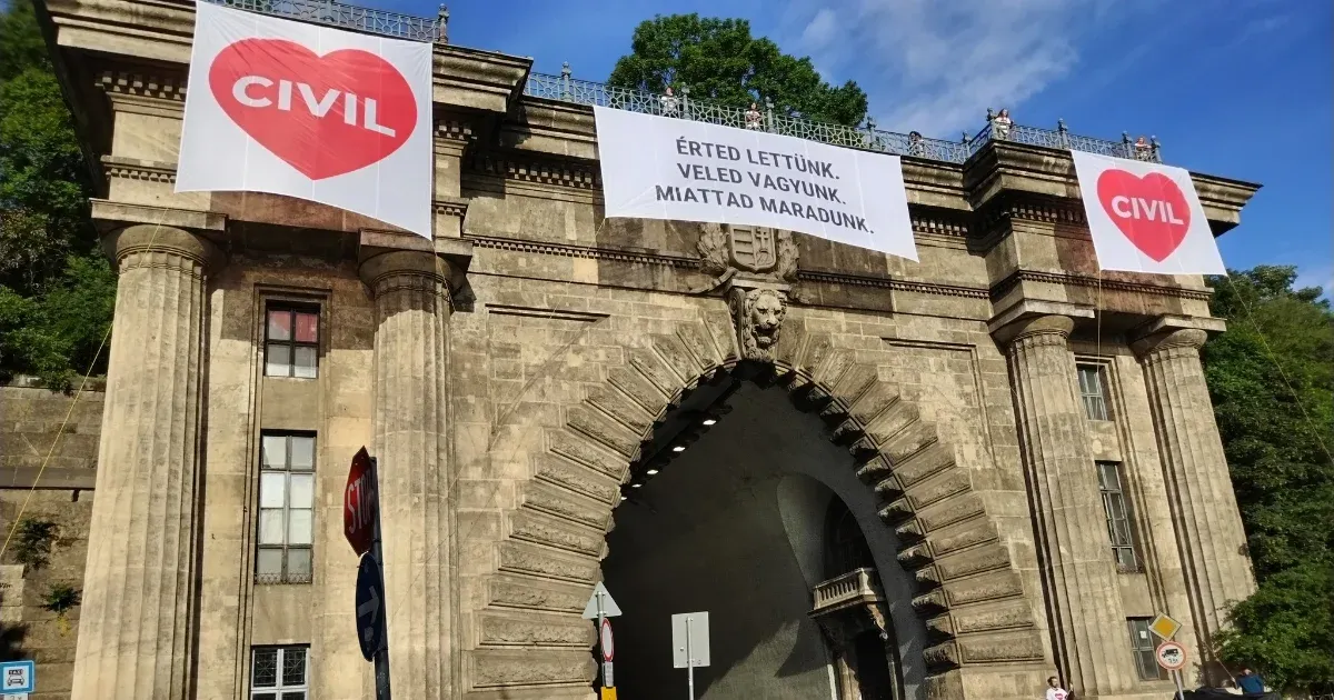 SzĂv alakĂş feliratokat akasztott az AlagĂştra a civilek koalĂciĂłja, az ellehetetlenĂtĂ©si törvĂ©ny ellen tiltakozva