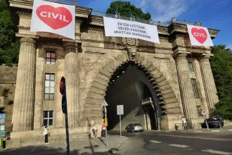 Szív alakú feliratokat akasztott az Alagútra a civilek koalíciója, az ellehetetlenítési törvény ellen tiltakozva