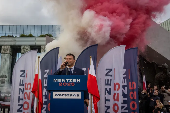 Sławomir Mentzen, a szélsőjobboldali Konföderáció párt elnökjelöltje beszél egy kampánygyűlésen Varsóban 2025. május 10-én – Fotó: Wojtek Radwanski / AFP