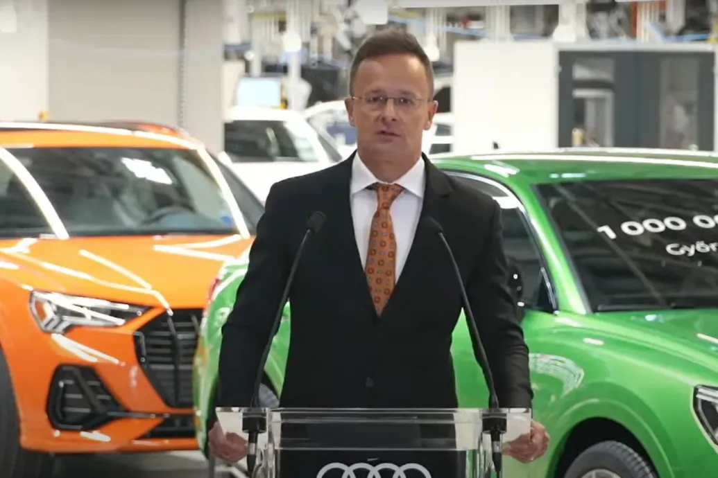 Szijjártó mellett legördült egy milliomodik Audi, ő már az autóipar Bajnokok Ligájában látja az országot