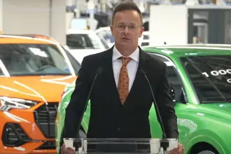Szijjártó mellett legördült egy milliomodik Audi, ő már az autóipar Bajnokok Ligájában látja az országot