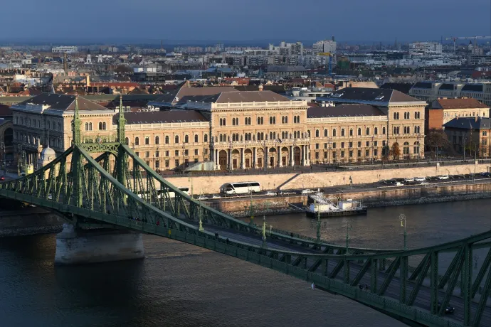 A hallgatók egy része használhat MI-t a vizsgán, a másik része nem, fel is háborodtak