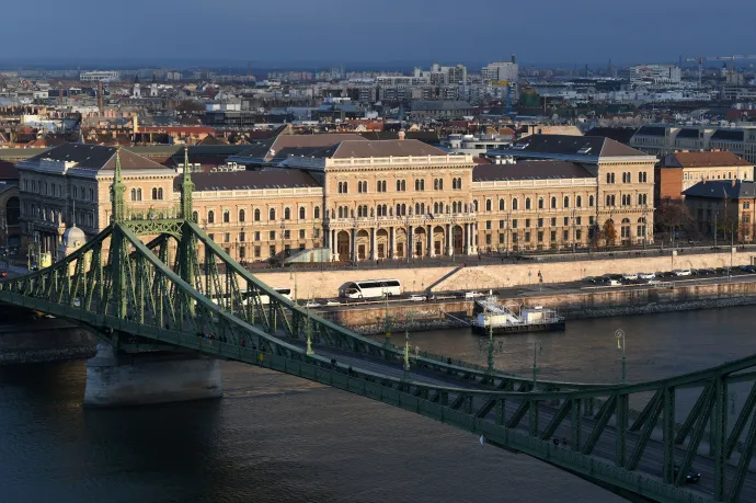 A hallgatók egy része használhat MI-t a vizsgán, a másik része nem, fel is háborodtak