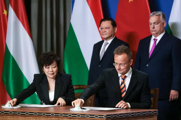 Kína-kutató a BYD budapesti központjáról: A kínai állam kifejezetten tiltja a cégeinek a technológia kivitelét
