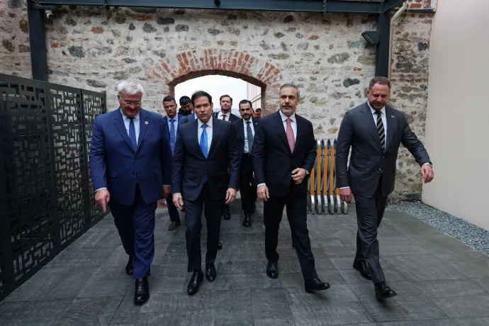 A török külügyminisztérium által kiadott fotón Andrij Szibiha ukrán, Marco Rubio amerikai, Hakan Fidan török külügyminiszter és Andrij Jermak ukrán elnöki kabinetfőnök érkezik az isztambuli Dolmabahce palotába 2025. március 16-án – Fotó: Török külügyminisztérium / EPA / MTI