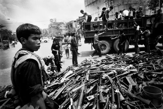 Vörös khmer gerillák gyűjtik össze a fegyvereket az elesett Phnom Penh városában 1975. április 17-én – Fotó: Roland Neveu / LightRocket / Getty Images