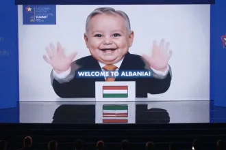 Íme a Bébiorbán: MI-generált csecsemőkkel köszöntötték a vezetőket az albániai csúcstalálkozón