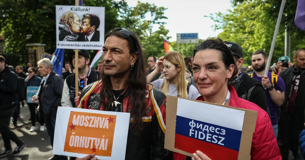 Nagy rendőri jelenlét mellett tüntet a Momentum a Szuverenitásvédelmi Hivatalnál
