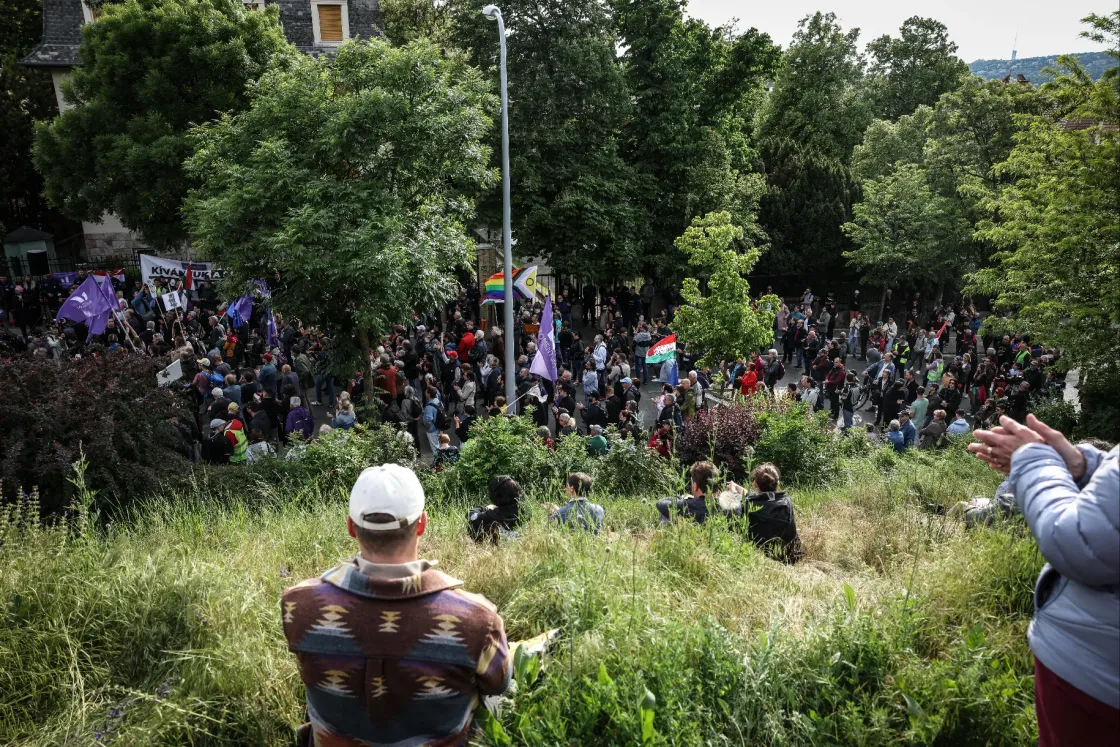 „Bármelyikünk célpont lehet” – mondta Tompos Márton a Szuverenitásvédelmi Hivatalhoz szervezett tüntetésen