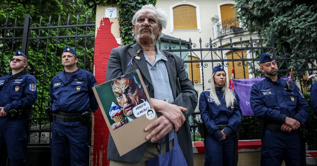 „Bármelyikünk célpont lehet” – mondta Tompos Márton a Szuverenitásvédelmi Hivatalhoz szervezett tüntetésen