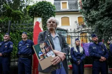 „Bármelyikünk célpont lehet” – mondta Tompos Márton a Szuverenitásvédelmi Hivatalhoz szervezett tüntetésen