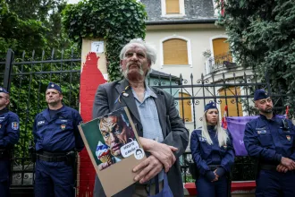 „Bármelyikünk célpont lehet” – mondta Tompos Márton a Szuverenitásvédelmi Hivatalhoz szervezett tüntetésen