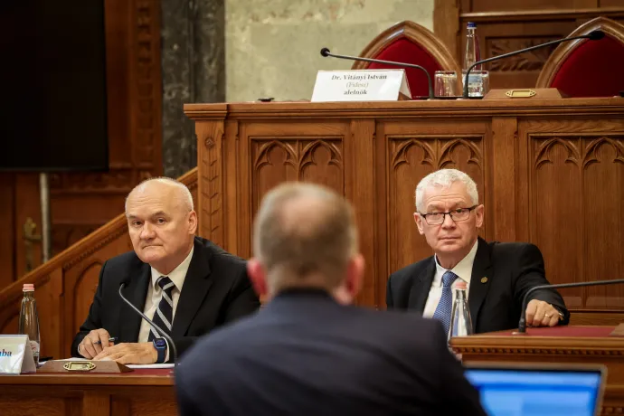 A Fidesz által támogatott két alkotmánybíró-jelölt a parlament fideszes többségű igazságügyi bizottsága előtt 2025. május 13-án – Fotó: Huszti Istvan / Telex