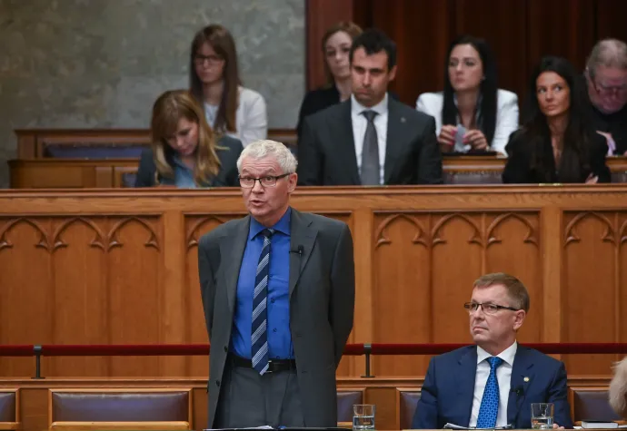 Polt Péter legfőbb ügyész azonnali kérdésre válaszol az Országgyűlés plenáris ülésén 2024. április 8-án. Mellette Matolcsy György, a Magyar Nemzeti Bank elnöke – Fotó: Bruzák Noémi / MTI