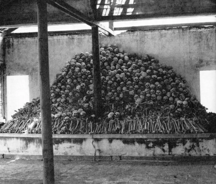 A vörös khmerek áldozatainak egyik tömegsírjában Pol Pot bukása után talált koponyák és csontok Tonle Batiban 1979-ben – Fotó: Pictures From History / Universal Images Group / Getty Images